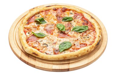 Tahta tabakta servis edilen lezzetli pizza beyaz arka planda izole edilmiş. Pizzacı menüsü. Restoranlar ve pizzacılar için konsept poster. Dosya kırpma yolu içeriyor.