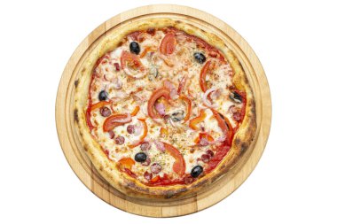 Tahta tabakta servis edilen lezzetli pizza beyaz arka planda izole edilmiş. Pizzacı menüsü. Restoranlar ve pizzacılar için konsept poster. Dosya kırpma yolu içeriyor. Üst görünüm.