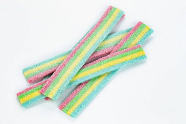 Meyan kökü şekeri. Beyaz arka planda farklı aromalı tatlı jelibonlar..