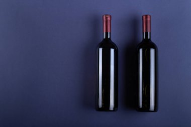 İki şişe kırmızı şarap. Üzerinde mor kağıt kaplama etiketi yok. Etiketin ve mesajın yanında bir şeyler iç. Metin için boşluk.