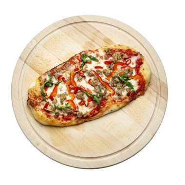 Tahta tabakta servis edilen lezzetli pizza beyaz arka planda izole edilmiş. Pizzacı menüsü. Restoranlar ve pizzacılar için konsept poster. Dosya kırpma yolu içeriyor.