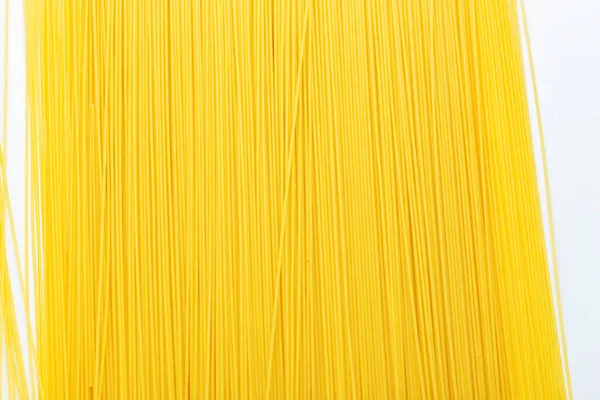 Beyaz Arka Planda Çiğ Spagetti Sarı Talyan Makarnası Uzun Spagetti — Stok fotoğraf