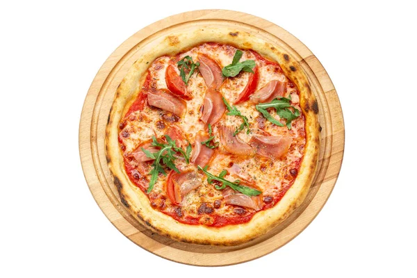 Tahta tabakta servis edilen lezzetli pizza beyaz arka planda izole edilmiş. Pizzacı menüsü. Restoranlar ve pizzacılar için konsept poster. Dosya kırpma yolu içeriyor. Üst görünüm.