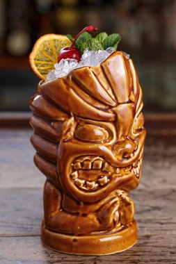 Portakallı taze kokteyl. Rom, brendi ve ferahlatıcı meyve sularıyla buzlu kokteyl. Portakal, ananas ve kızılcık. Barda buzlu..