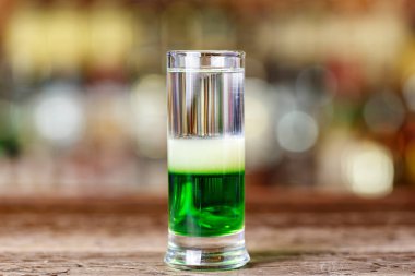 Muz likörü ve tekila ile kokteyl, yanında da limon tazeliği. Metin için boşluk