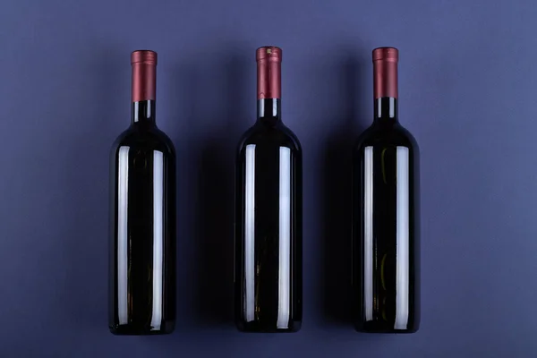 Drei Flaschen Rotwein Ohne Etikett Auf Violettem Hintergrund Mockup Drink — Stockfoto