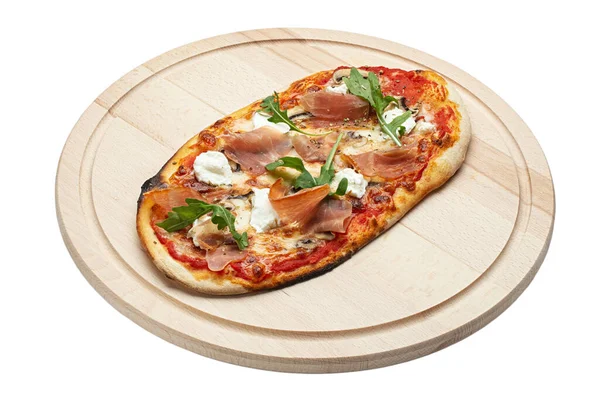 Tahta tabakta servis edilen lezzetli pizza beyaz arka planda izole edilmiş. Dosya kırpma yolu içeriyor. Reklam broşürleri ve restoranlar ve pizzacılar için afişler, nefis bir biberli şablon. Pankart