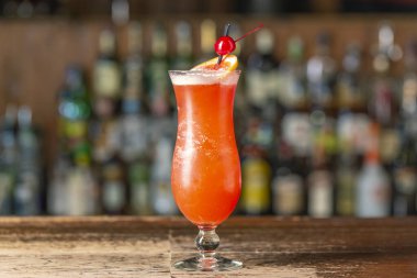 Barda Pembe Panter kokteyli var. Bulanık arkaplan. Tazeleyici içecek, yan görüş, yakın görüntü..