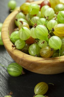 Tahta tabakta olgun bektaşi üzümü. Yazlık meyve hasadı. Yan görünüm.