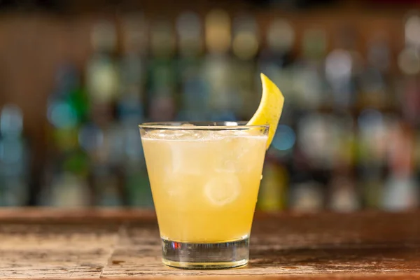 Cocktail Penicilina Bar Fundo Borrado Bebida Refrescante Verão Vista Lateral — Fotografia de Stock
