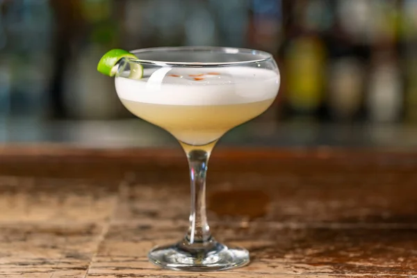 Cocktail Pisco Sour Bar Fundo Desfocado Bebida Tradicional Peruana Mexicana — Fotografia de Stock