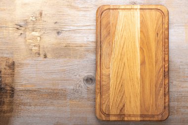 Ahşap bir arka planda tahta kesmek. Mesaj için yer var. Üst görünüm.