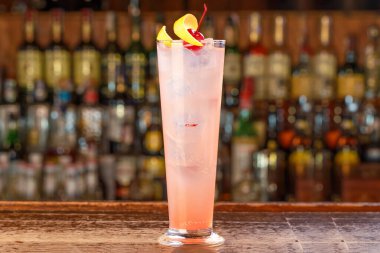 Uzun bardakta uzun bir kokteyl, bolca buz, alkol ve nar şurubu. Tazeleyici kokteyl, metin için boşluk