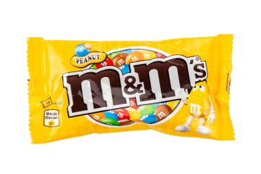 Ukrayna, Kiev 15 Haziran 2022. Mars A.Ş. tarafından yapılan Peanut M & M sütlü çikolata paketi beyaz arka planda izole edildi. Dosya kırpma yolu içeriyor.