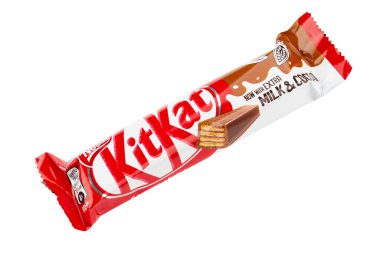 Ukrayna, Kiev 15 Haziran 2022. Kit Kat çikolatası beyaz arka planda. Bar Kit Kat, Nestle şirketi tarafından üretiliyor. Dosya kırpma yolu içeriyor.