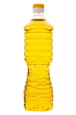 Plastik şişedeki ayçiçeği yağı beyaz arka planda izole edilmiş. Dosya kırpma yolu içeriyor.