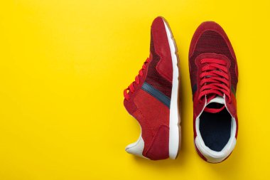 Sarı arka planda yeni markasız koşu ayakkabısı ya da antrenör. Erkek spor ayakkabıları. Bir çift spor ayakkabı.