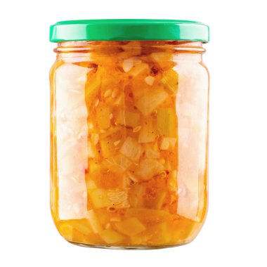 Beyaz arka planda izole edilmiş konserve kutusuyla dolu kabak dilimleri. Diyet ya da sağlıklı gıda konsepti. Dosya kırpma yolu içeriyor.