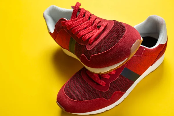 Nuevas Zapatillas Rojas Sobre Fondo Amarillo Espacio Para Texto Par —  Fotos de Stock