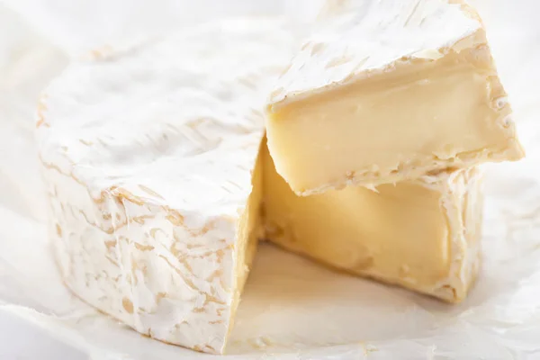 Brie Art Von Käse Close Auf Camemberkäse Weichkäsestücke Offenbaren Seine — Stockfoto