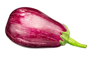 Mor patlıcan. Taze çizgili patlıcan ve beyaz arka planda yaprağı olan patlıcan. Dosya kırpma yolu içeriyor.