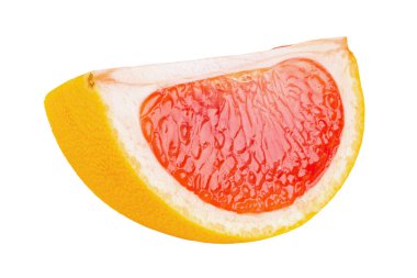 Beyaz arka planda izole edilmiş organik greyfurt. Olgun bir dilim pembe greyfurt narenciye. Kırpma yolu ile tam alan derinliği.