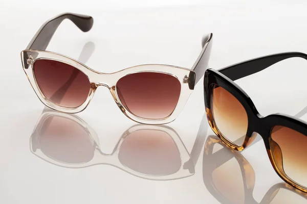 Modische Sonnenbrille Auf Weißem Hintergrund Schutz Vor Heller Sonne Sommer — Stockfoto