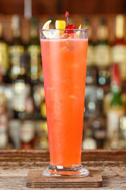 Ahşap masada buzlu çilek kokteyli ve metin tasarımı için yer var. Gece kulübünde alkollü içki.