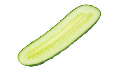 Dilimlenmiş salatalık beyaz arka planda izole edilmiş. Dosya kırpma yolu içeriyor. Tam alan derinliği.