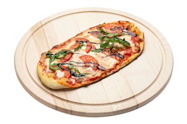 Tahta tabakta servis edilen lezzetli pizza beyaz arka planda izole edilmiş. Dosya kırpma yolu içeriyor. Reklam broşürleri ve restoranlar ve pizzacılar için afişler, nefis bir biberli şablon. Pankart