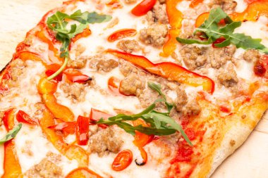 Tahta tabakta servis edilen lezzetli pizza. Reklam broşürleri ve restoranlar ve pizzacılar için afişler, nefis bir biberli şablon. Pankart.