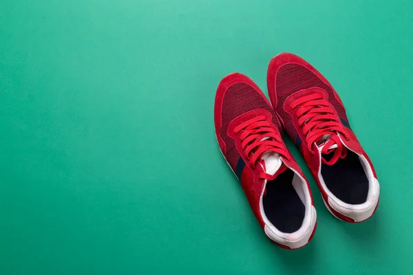 Yeşil Arka Planda Yeni Markasız Koşu Ayakkabısı Antrenör Erkek Spor — Stok fotoğraf