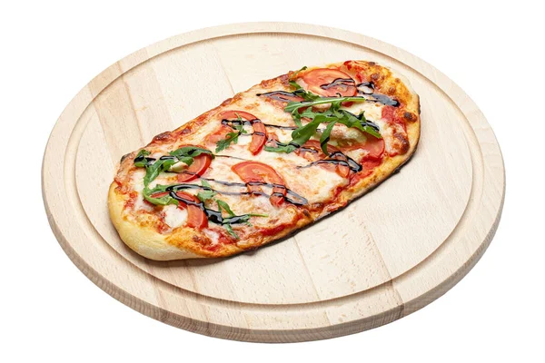 Délicieuse Pizza Servie Sur Assiette Bois Isolée Sur Fond Blanc — Photo