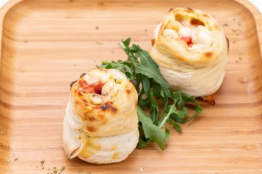 Çikolatalı kahvaltı gevreği dokusu. Arkaplan olarak mısır gevreği topları. Çikolatalı mısır topları. Üst görünüm.