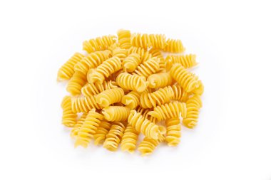 Makarnayı yakın plan çek. Fusilli spirali, beyaz arka planda. Tam alan derinliği. Üst görünüm.