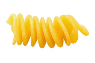Makarnayı yakın plan çek. Fusilli spirali, beyaz arka planda izole edilmiş. Tam alan derinliği. Dosya kırpma yolu içeriyor.
