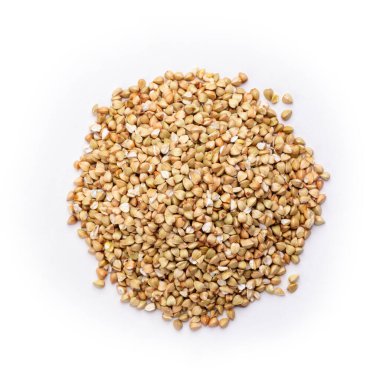 Beyaz arka planda izole edilmiş karabuğday tohumları yığını, yakın plan. Karabuğday tohumları beyaz üzerine izole.