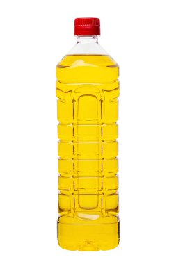 Bitkisel yağ şişesi, beyaz arka planda izole edilmiş, geniş bir alana yayılmış. Dosya kırpma yolu içeriyor. 