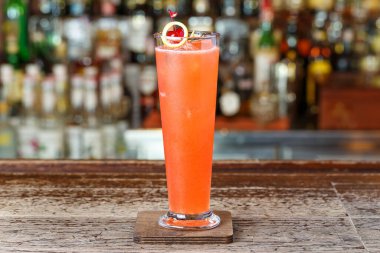 Cin bazlı çilek kokteyli, kiraz ve limon aromalı. Metin tasarımı için boşluk