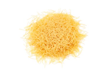 Beyaz arka planda pişmemiş vermicelli makarna. Çiğ fileto vermicelle. Metin için boşluk.