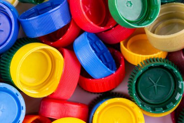 Plastik şişe kapağı arka plan. Kapak malzemesi geri dönüştürülebilir. Geri dönüşüm toplama ve plastik şişe kapaklarını işleme. Plastik şişelerin kapaklarını geri dönüşümden önce çıkar. 