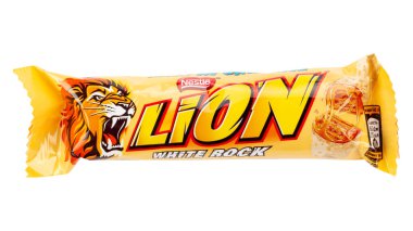 Ukrayna, Kiev 15 Şubat 2022: Aslan barı beyaz arka planda izole edildi. Lion, Nestle tarafından üretilen bir çikolatalı şekerdir. Dosya kırpma yolu içeriyor.
