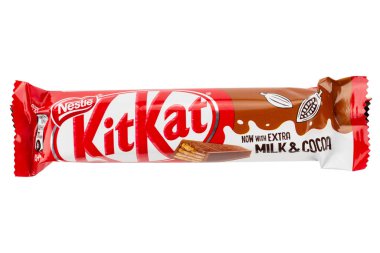 Ukrayna, Kiev 15 Haziran 2022. Kit Kat çikolatası beyaz arka planda. Bar Kit Kat, Nestle şirketi tarafından üretiliyor. Dosya kırpma yolu içeriyor.