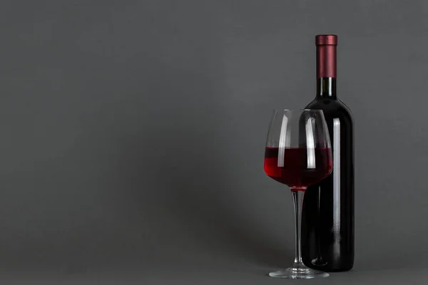 Garrafa Vinho Tinto Vidro Fundo Cinza Conceito Cultura Beber Vinho — Fotografia de Stock