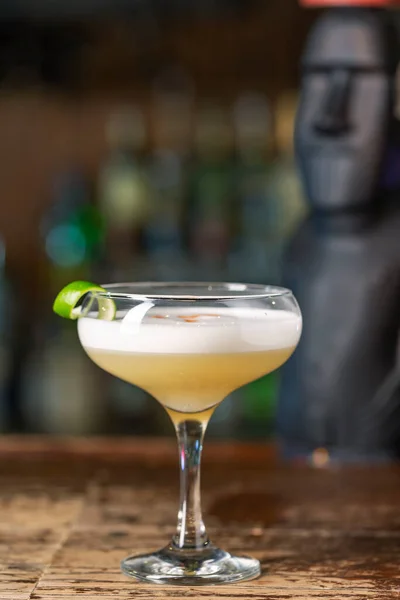 Pisco Sour Cocktail Baren Oklar Bakgrund Peruansk Mexikansk Chilensk Traditionell — Stockfoto