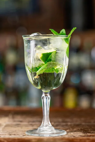 Martini Royale Cocktail Alcolico Con Vermut Bianco Prosecco Lime Menta — Foto Stock