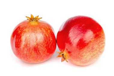 Taze olgun nar beyaz arkaplanda izole edilmiştir.. 