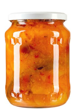 Konserve sebzeli cam kavanozlar, beyaz arka planda leço. Ev yapımı konserve yiyecekler. Mahzende konserve ve depolama ürünleri. Dosya kırpma yolu içeriyor. Tam alan derinliği.