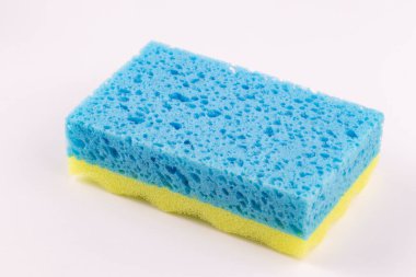 Bulaşık yıkamak için sarı-mavi sünger. Beyaz arka planda izole edilmiş..