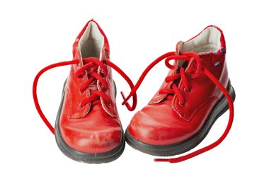 Kırmızı çocuk bağcıkları yıpranmış. Bağcıklı çocuk ayakkabıları. Küçük çocuk için eski çizmeler. Dosya kırpma yolu içeriyor.